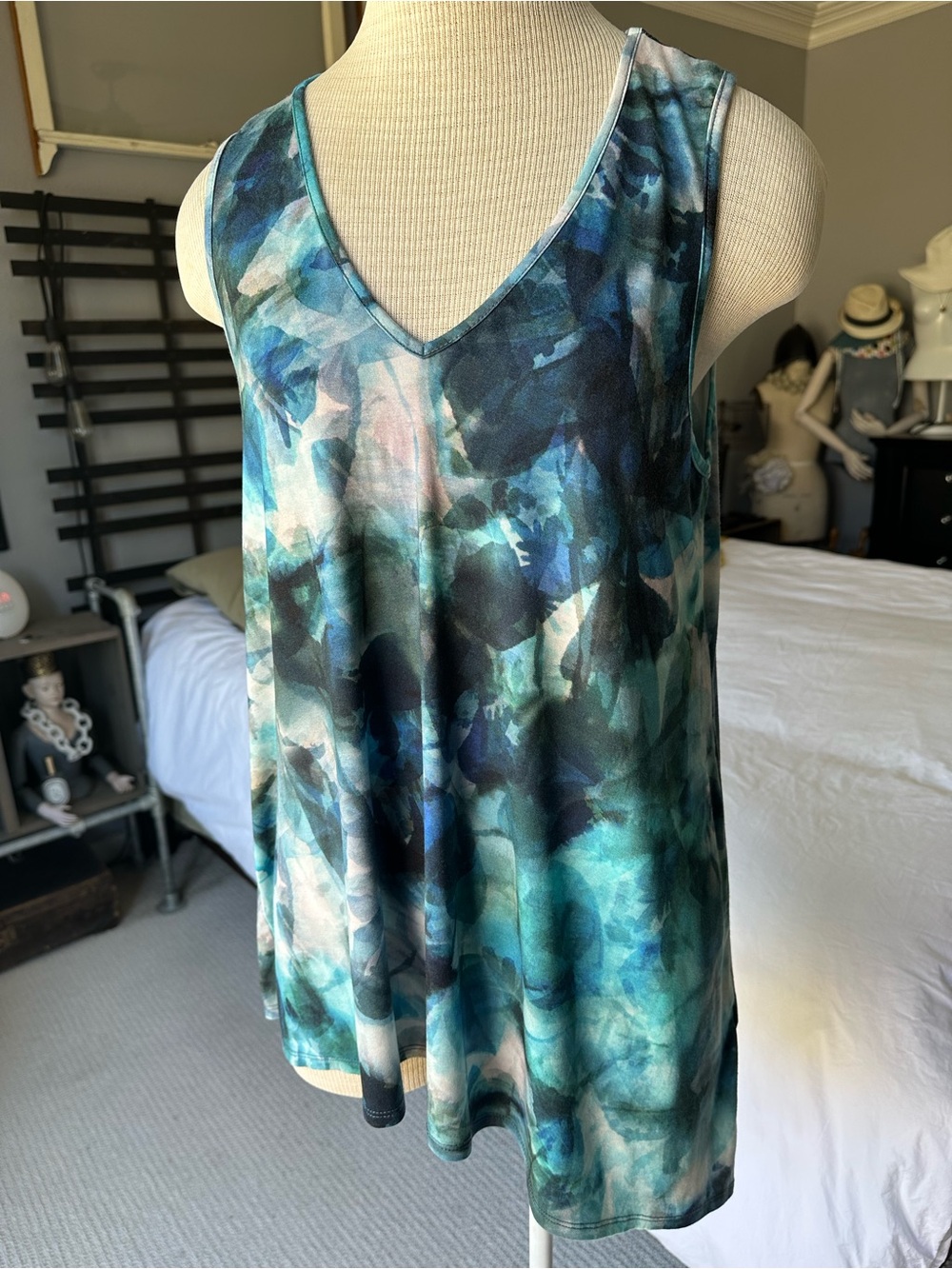 Karen Kane abstract asymmetrical V-Neck Tank, size XL
